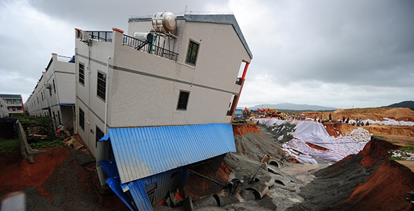 混凝土、民房傾斜