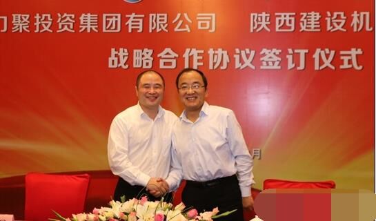 近日，陜建機(jī)械與安徽力聚簽訂戰(zhàn)略合作協(xié)議，陜建機(jī)械董事長楊宏軍，副總經(jīng)理、營銷總監(jiān)賀衛(wèi)東，安徽力聚投資集團(tuán)董事長宋執(zhí)壽，黨支部書記陳邦勤以及安徽潤路公司總經(jīng)理杜永龍等單位領(lǐng)導(dǎo)出席了會議