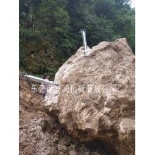  東莞電動(dòng)液壓劈裂機(jī)開采石材施工過程
